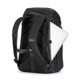 Schwarzer Zeeksack Rucksack von hinten mit sichtbarem Laptopfach, moderner Rucksack mit gepolsterter Rückseite und praktischem Laptopfach.
