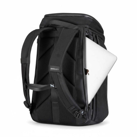 Schwarzer Zeeksack Rucksack von hinten mit sichtbarem Laptopfach, moderner Rucksack mit gepolsterter Rückseite und praktischem Laptopfach.