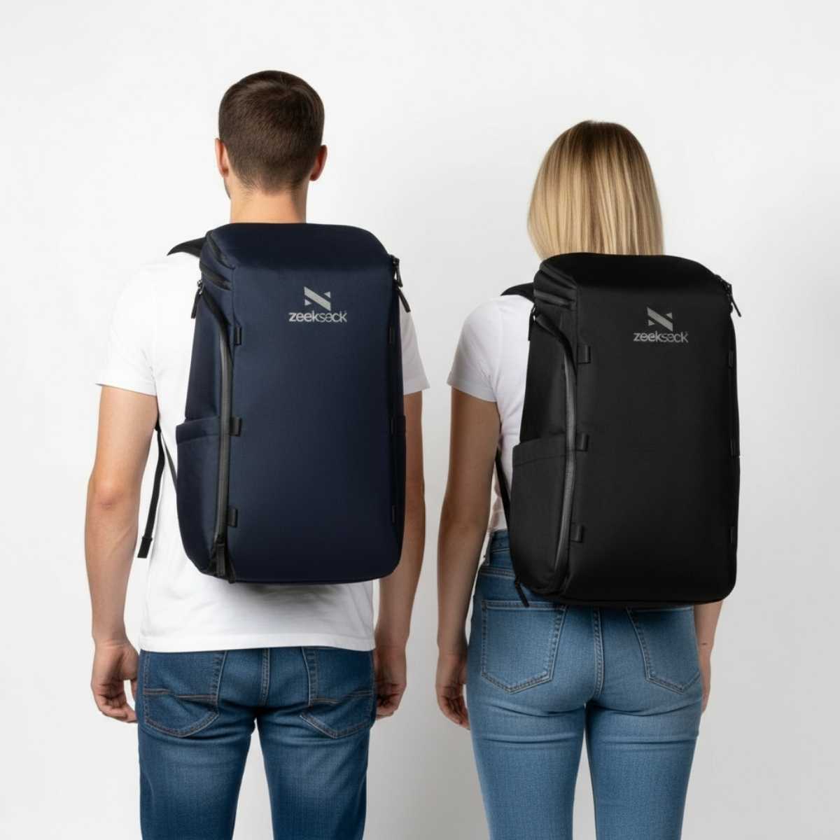 Frau und Mann tragen Zeeksack Rucksäcke in Schwarz und Navy von hinten, moderne Rucksäcke mit Logo für Alltag und Reisen.