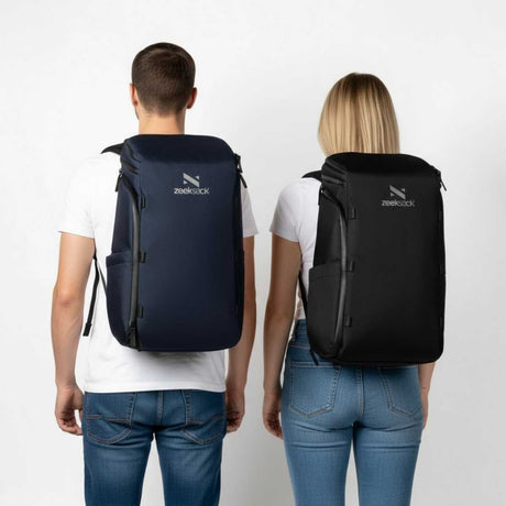 Frau und Mann tragen Zeeksack Rucksäcke in Schwarz und Navy von hinten, moderne Rucksäcke mit Logo für Alltag und Reisen.