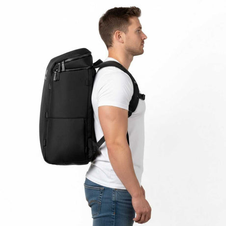 Mann trägt einen schwarzen Zeeksack Rucksack in seitlicher Ansicht, vielseitiger Herrenrucksack für Alltag und Reisen.